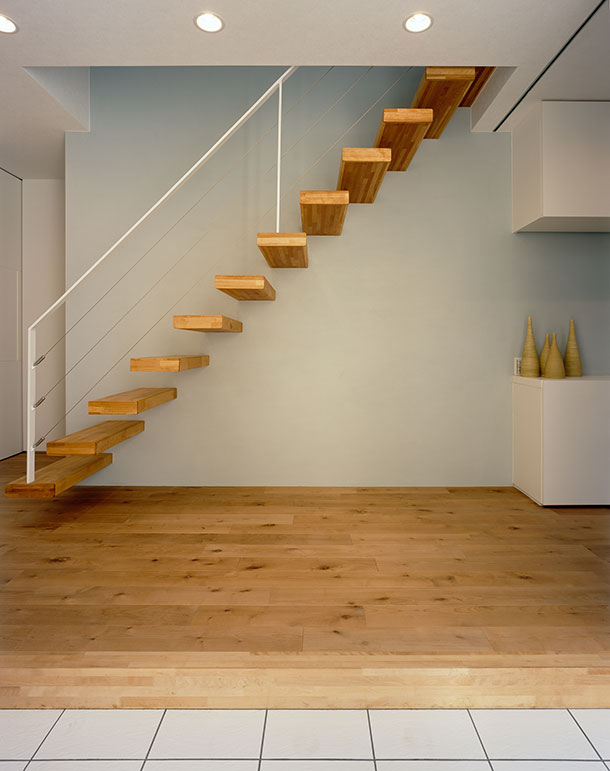 木製に見える片持ち階段ディテール写真